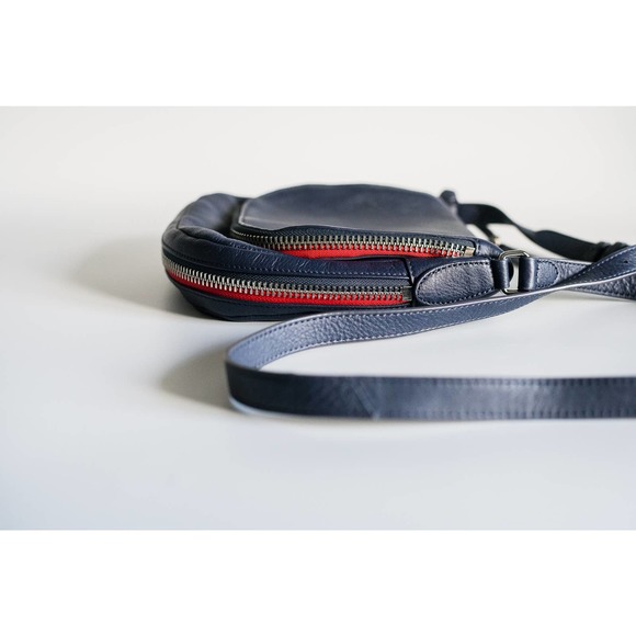 Preowned Navy Leather Vince Camuto Crossbody Bag with Red and Silver Details - Picture 5 of 7